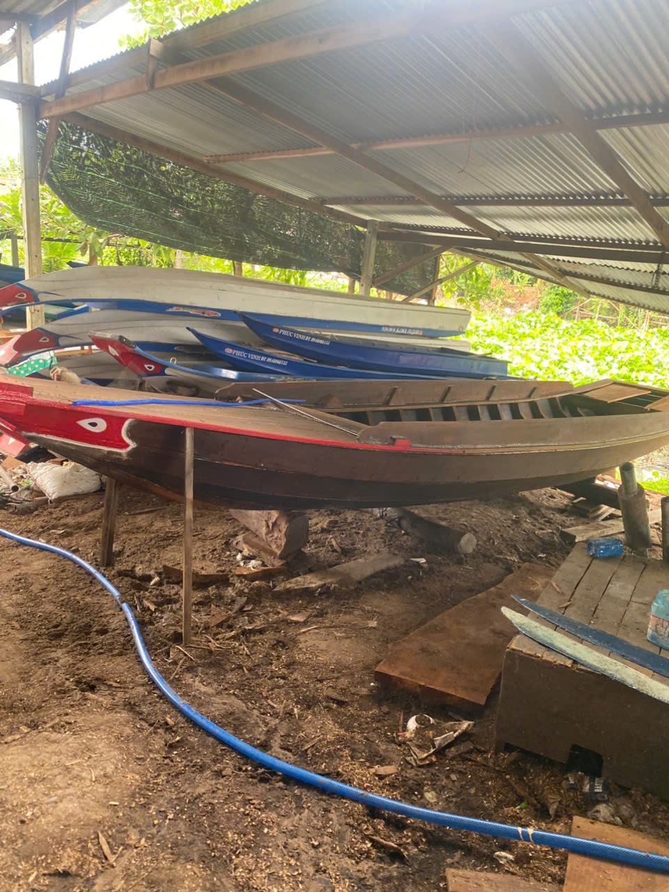 Ghe gỗ và xuồng composite tại xưởng Bảy Phước Tây Ninh
