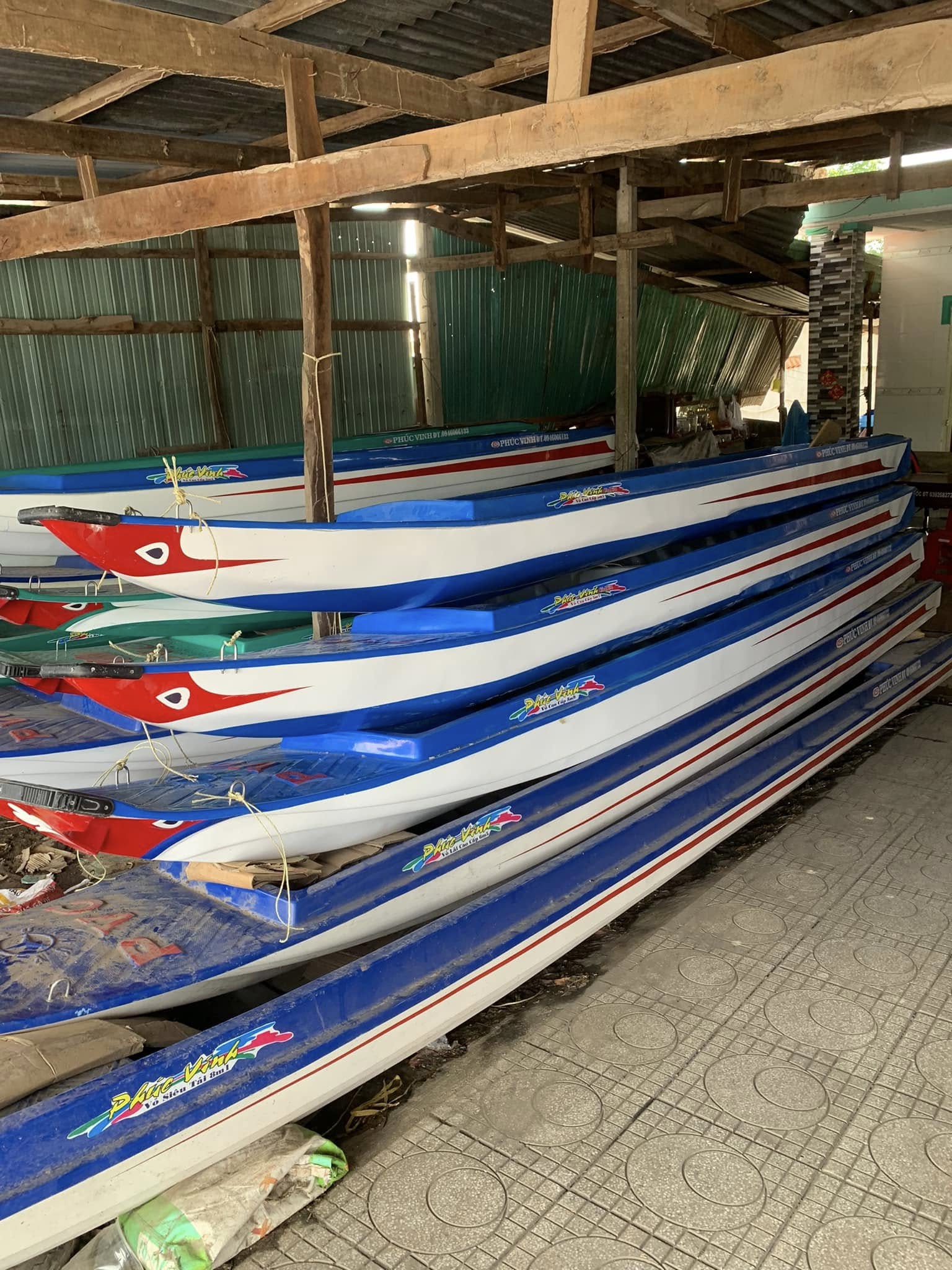 Ghe phục vụ di chuyển sông nước